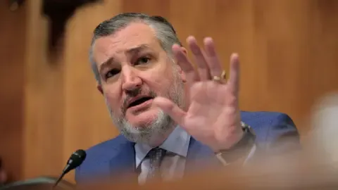 Lawmaker Cruz Likens US Media Oversight Body to ‘Mobster’ on Jimmy Kimmel Program